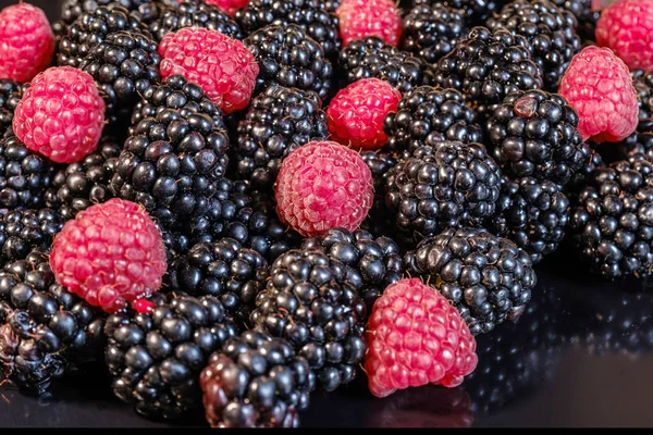 Ripe and fresh blackberry and raspberries, sweet red raspberries — Stock Photo, Image