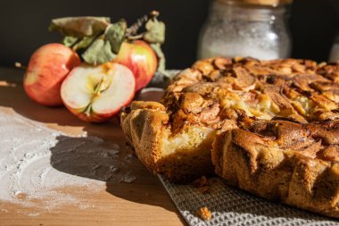 kiti ahşap bir masada ev yapımı elma pasta ve taze elma