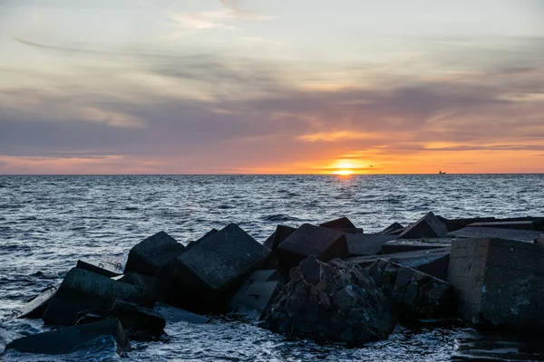 Beautiful colorful dramatic sunset on the sea. dramatic sky with — Stock Photo, Image