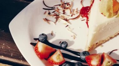 Sabahları bir kafede klasik cheesecake ve bir fincan sade kahve. Ahşap masada kahvaltı.