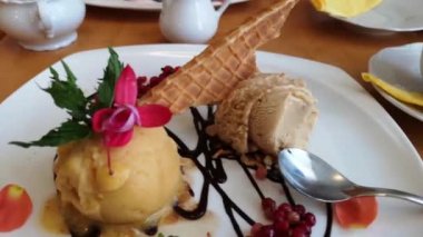 yulaf ve hindiba dondurma ve taze çilek ile waffle