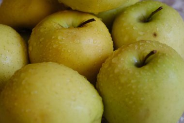 mutfakta masada bir tabak üzerinde elma. Chauntecleer appl