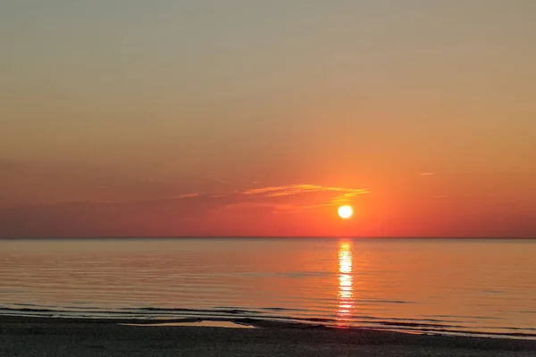 Sunset on the sea coast, beautiful view sunset, evening at the s — Stock Photo, Image