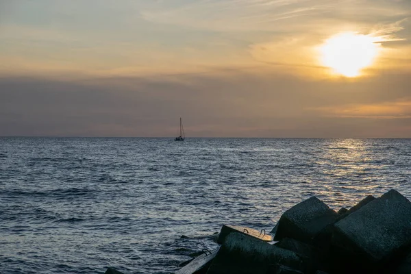 Прекрасний барвистий драматичний захід сонця на морі. драматичне небо з — стокове фото