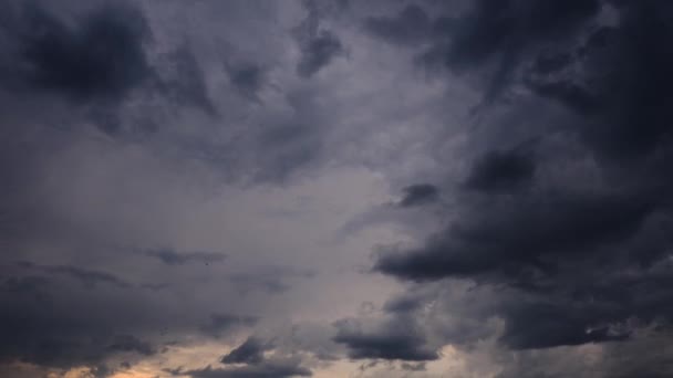 Los oscuros movimientos tormentosos y lluviosos de las nubes, Timelapse — Vídeos de Stock