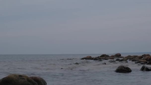 波罗的海的海浪在石滩上阴天的运动。在后台 — 图库视频影像