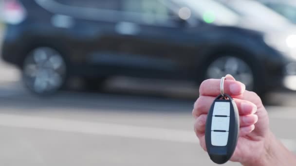 Kvinna Visar Nycklarna Till Sin Nya Bil Köpt Från Bilhandlare — Stockvideo