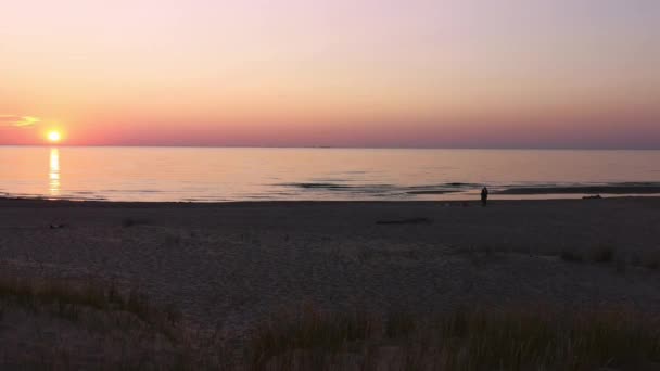 波罗的海美丽的橙色日落 海岸上的日落 — 图库视频影像