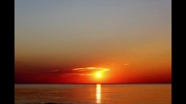バルト海の美しいオレンジの夕日 海岸の日没タイムラプス — ストック動画