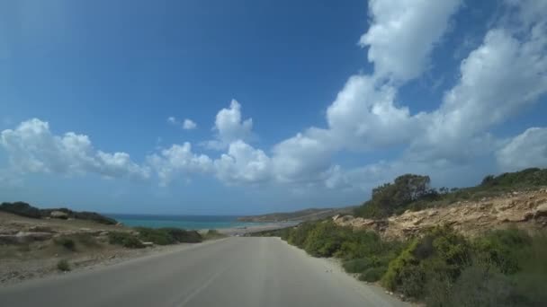 从山上下到海边的路上开车，从汽车上看. — 图库视频影像