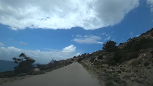 Σκαρφαλώστε στα βουνά με αυτοκίνητο κατά μήκος ενός απόκρημνου στενού δρόμου κατά μήκος της θάλασσας, θέα από το αυτοκίνητο — Αρχείο Βίντεο