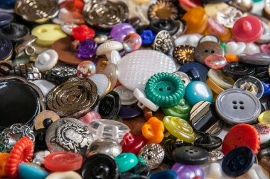 birçok dağınık eski renk düğmeleri. İğne işi için düğmeler