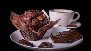 Çikolatalı muffin, Çikolata ve masada siyah kahve fincan