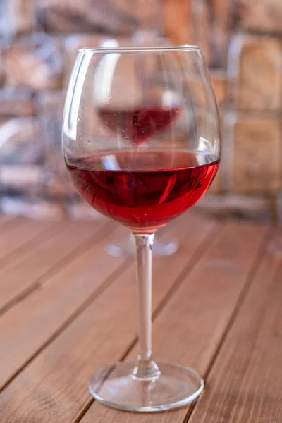 Δύο ποτήρια κόκκινο κρασί σε ξύλινο τραπέζι — Φωτογραφία Αρχείου