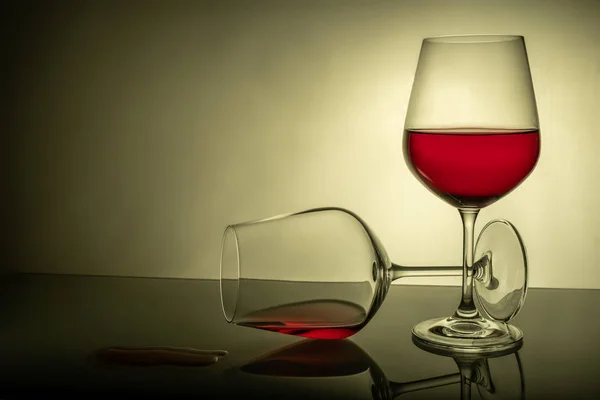 Δύο κόκκινα ποτήρια κρασιού σε λευκό φόντο, ένα ποτήρι μισογεμάτο — Φωτογραφία Αρχείου