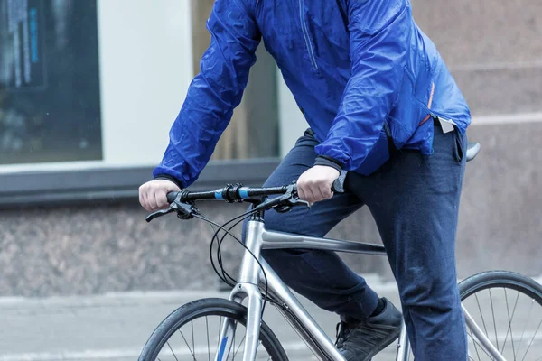 Hombre Monta Bicicleta Una Calle Ciudad Bajo Lluvia Estilo Vida —  Fotos de Stock