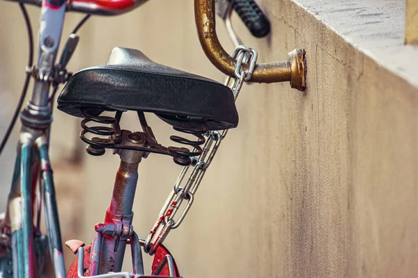 Старий Старовинний Велосипед Прикріплений Перил Міській Вулиці Велосипед Стоїть Біля — стокове фото