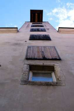 Eski bir binanın ön cephesinin parçası. Antik ticaret deposu.