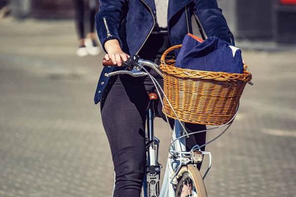Una Niña Monta Bicicleta Largo Una Calle Ciudad Con Una —  Fotos de Stock