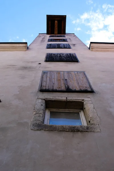 Fragmento Fachada Edifício Antigo Armazém Comercial Antigo — Fotografia de Stock