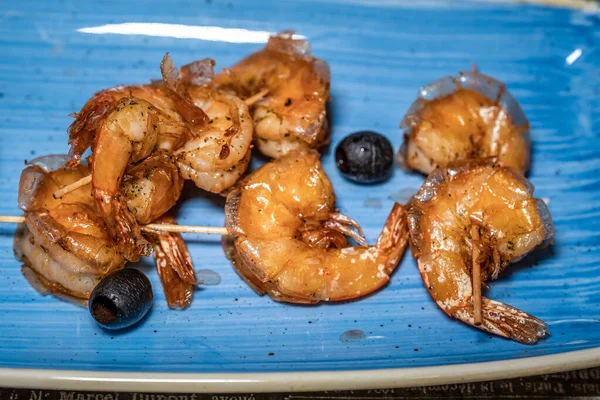 Crevettes Frites Dans Une Sauce Aigre Douce Décorées Olives Sur — Photo