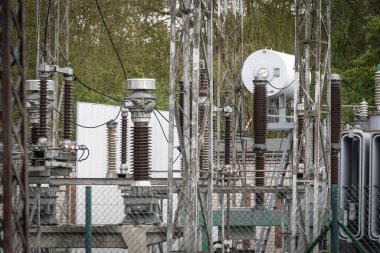 Modern bir istasyonda yüksek voltajlı kablolar ve izolatörler. Elektrik santralinde izolasyon ve devre kesici..