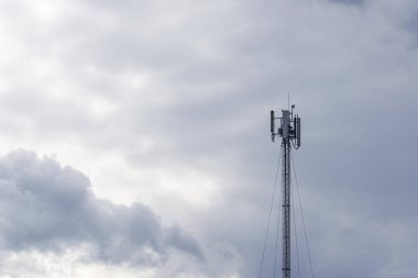 Telekomünikasyon kulesi. 4G ve 5G Merkez İstasyonu. Kablosuz İletişim Anteni İleticileri. 