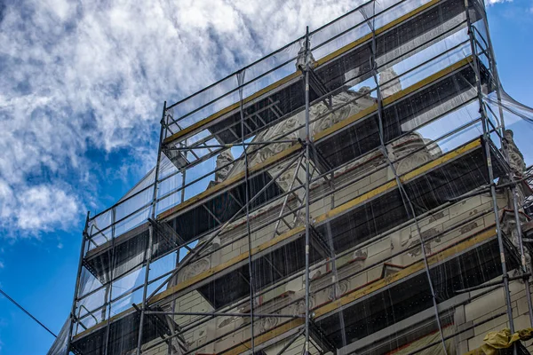 Fachada Una Antigua Casa Bastidores Reconstrucción Una Antigua Casa Con — Foto de Stock