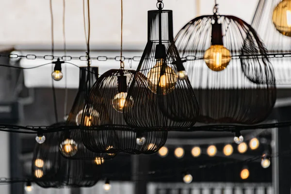 Café Sur Trottoir Plein Air Décoré Avec Des Ampoules Jaunes — Photo