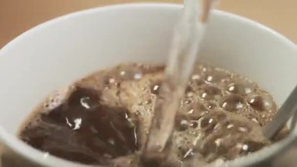 Extreme Close Koffie Zetten Een Mok Warm Water Witte Beker — Stockvideo