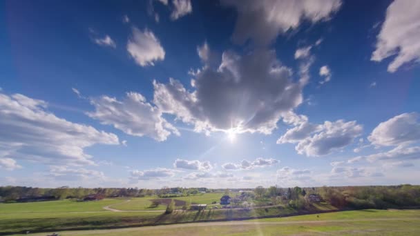 Nuages blancs moelleux se déplaçant dans le ciel laps de temps. nuages se déplaçant lentement sur la forêt et les champs.