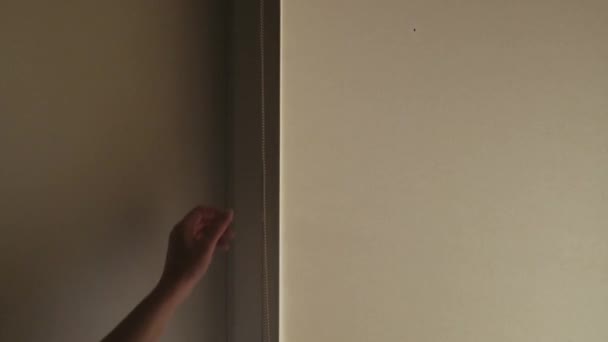 Рука Відкриває Заздрість Роликових Ковзанів Вікно Інтер Єрі Рулонними Шторами — стокове відео