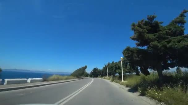 在欧洲的夏季旅行中 Pov从沿海高速公路上的一辆行驶中的汽车上跳下 — 图库视频影像