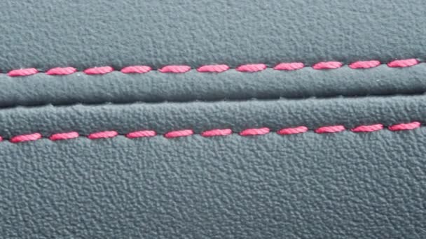 Nahaufnahme Detail Eines Auto Interieurs Lederfalten Stich Roter Faden — Stockvideo