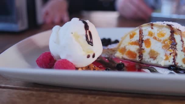 Söt Keso Strudel Med Vaniljglass Dekorerad Med Blåbär Och Häll — Stockvideo