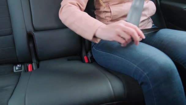Γυναικεία Χέρια Είναι Εισαγωγή Ζώνης Ασφαλείας Στο Κάθισμα Του Αυτοκινήτου — Αρχείο Βίντεο