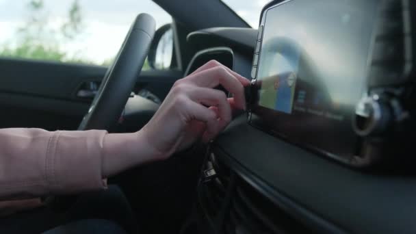 여성은 음악을 자동차 라디오의 버튼을 있습니다 운전하는 — 비디오