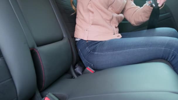 女人手在现代汽车上系安全带 汽车安全带上的那个女孩正在捆扎着 — 图库视频影像
