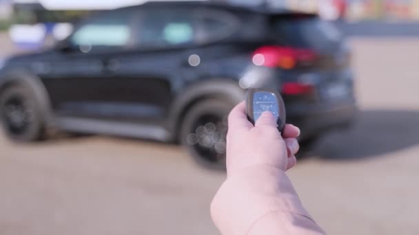Рука Жінки Натискає Системи Сигналізації Віддаленого Керування Автомобілем Жінка Тримає — стокове відео