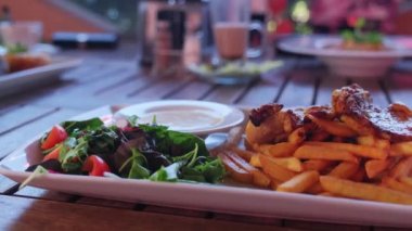 Kızarmış et, patates kızartması ve fırında sebze. Karışık et tabağı..