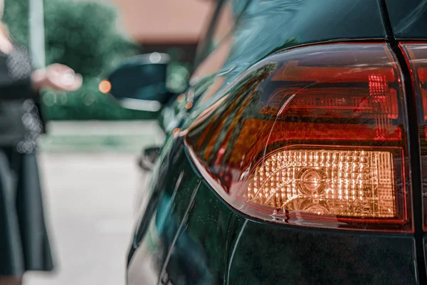 Affärskvinna Hand Trycka Bil Nyckel Solig Dag Parkeringen Närbild — Stockfoto