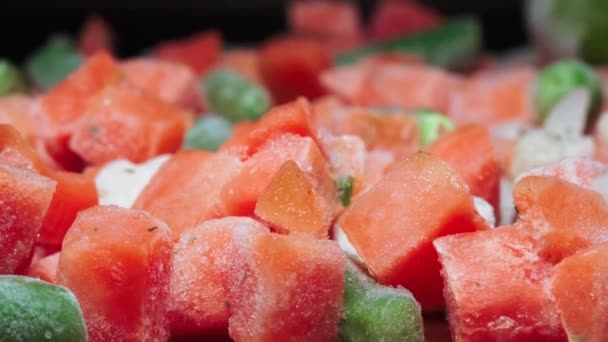 Las Verduras Congeladas Yacen Sobre Una Mesa Madera Primer Plano — Vídeo de stock