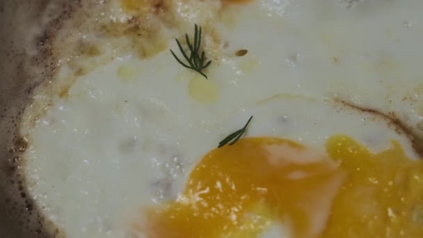 Dereotu Serpilmiş Tavada Kızarmış Yumurta Kızarmış Yumurta Pişiriyorum — Stok video