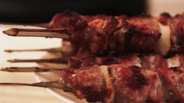 Готовые Куски Мяса Одетые Шампур Слайд Тарелке Мясо Приготовления — стоковое видео