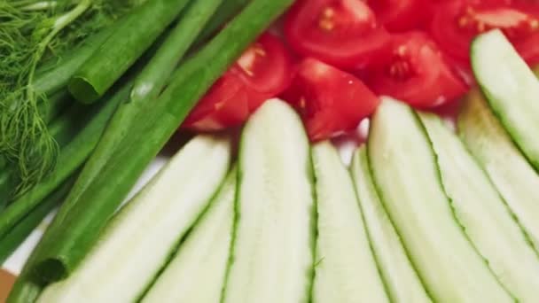 Свежие Овощи Вращаются Столе Сырые Нарезанные Овощи Помидор Огурец Крупным — стоковое видео
