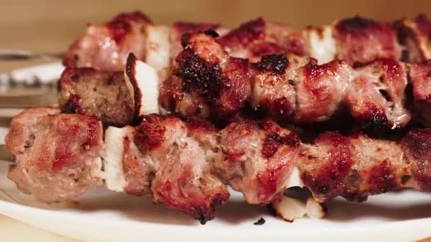 Готовые Куски Мяса Одетые Шампур Вращаются Тарелке Мясо Приготовления — стоковое видео