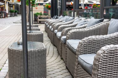 Yazlık kafe, açık kafedeki koltuklarda yastıklı hasır sandalyeler..