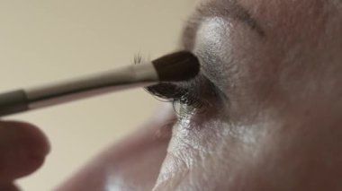 Usta makyaj yapıyor. Göz farı sürüyorum. Göz farı ile yakın çekim çalışması.