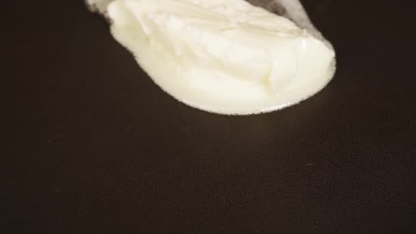 Die Butter Schmilzt Langsam Einer Heißen Metallpfanne Kochen Der Heimischen — Stockvideo