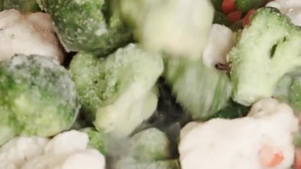 Primo Piano Cadere Verdure Congelate Una Padella Friggere Verdure Arrosto — Video Stock